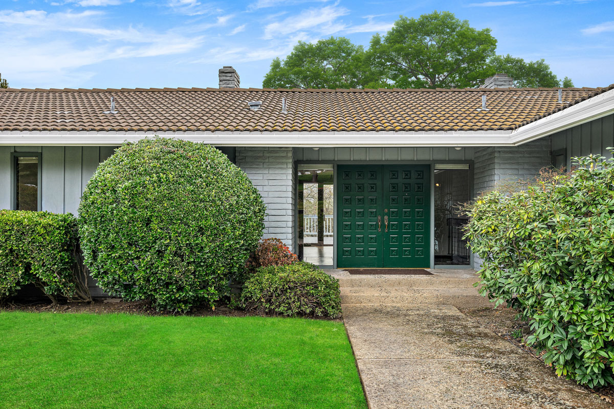 Exterior view of a Rogue Valley Manor cottage.